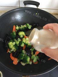 家常菜素炒西兰花做法图解8)