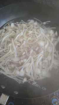 美味的金针菇瘦肉汤做法图解3)