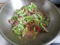 芹菜尖椒炒肉丝做法图解9)