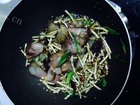 美味的折耳根炒腊肉