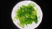 健康的蒜香芹菜拌木耳做法图解3)