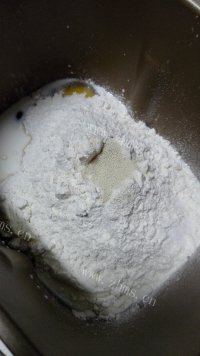 自制豆沙小餐包做法图解2)
