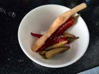 家常菜泡椒鲫鱼做法图解5)