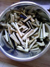 口感极佳的青椒炒茄条做法图解3)