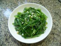 色泽光亮的蒜香油麦菜