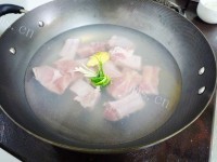 美味的山楂排骨做法图解1)