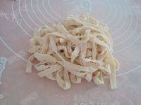 口感极佳的虾子小刀面做法图解6)