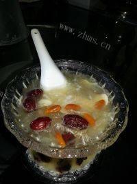 美味的冰糖银耳莲子羹