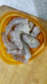 色香味浓的虾仁炒饭做法图解1)