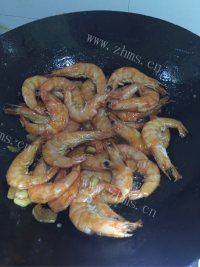 色香味俱全的油焖大虾做法图解3)
