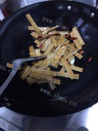 家常菜蒜苗炒豆腐干做法图解6)