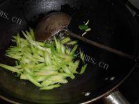 自己做的芹菜炒粉做法图解7)