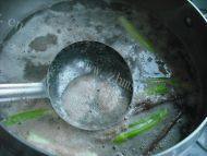 美味茶树菇猪肋骨做法图解4)