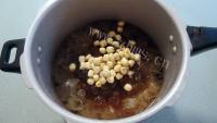 浓稠雪耳莲子红枣羹做法图解7)