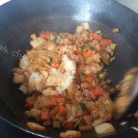 鲜美可口的辣白菜炒饭做法图解6)