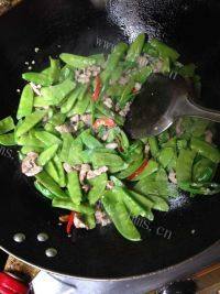 家常菜荷兰豆炒肉做法图解7)