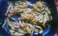 家常菜青椒炒茄条