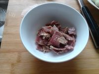 家常菜腊肉炒豆角做法图解3)