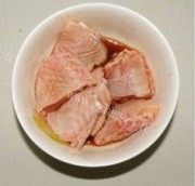 美味的冻豆腐香菇鸡翅煲做法图解1)