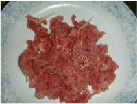 诱人的土豆丝炒肉做法图解2)