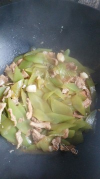 家常菜莴笋炒瘦肉做法图解6)