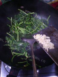 清淡的素炒菠菜做法图解8)