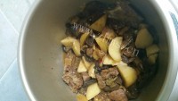 特色野蘑菇炖小鸡做法图解4)