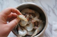 芳香四溢的蒜蓉粉丝烤虾做法图解2)