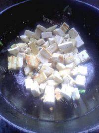 家常菜豆腐炒韭菜做法图解9)