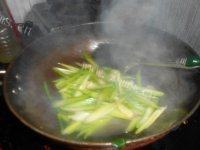 最爱的芹菜炒肉做法图解5)