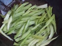 家常菜肉末炒芹菜做法图解3)