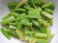 家常菜芹菜炒粉条做法图解2)