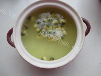 养颜的枸杞菊花粥做法图解6)