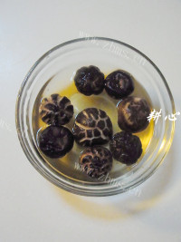 美味鲜鱿香菇炒蛋做法图解2)
