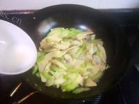 美味的咸肉炒冬笋做法图解11)