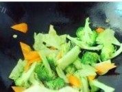 家常菜素炒西兰花做法图解4)