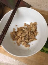 美味的青椒肉丝炒面做法图解3)