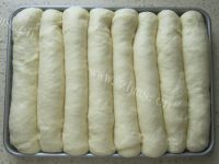 自制牛奶排包做法图解11)