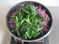 营养食品洋葱韭菜炒鸭脯肉做法图解7)