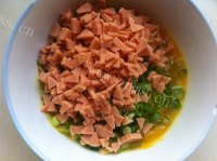 美味的鸡蛋火腿炒饭做法图解3)