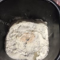 色香味浓的毛毛虫面包做法图解2)
