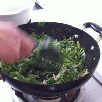家常菜芹菜炒肉做法图解6)