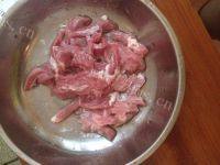 居家必备的青瓜炒肉做法图解3)