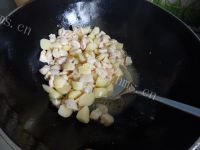 美味的土豆炒鸡丁做法图解6)