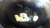 美味的猪手焖莲藕做法图解2)