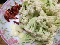 家常菜干煸菜花做法图解1)