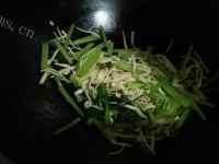 美味营养的芹菜炒豆皮做法图解5)