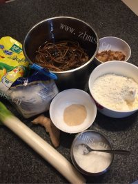 独特的梅干菜肉包做法图解1)