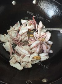 家常菜鱿鱼炒芹菜做法图解5)