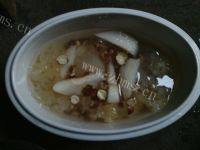 美味的银耳雪梨莲子汤做法图解4)